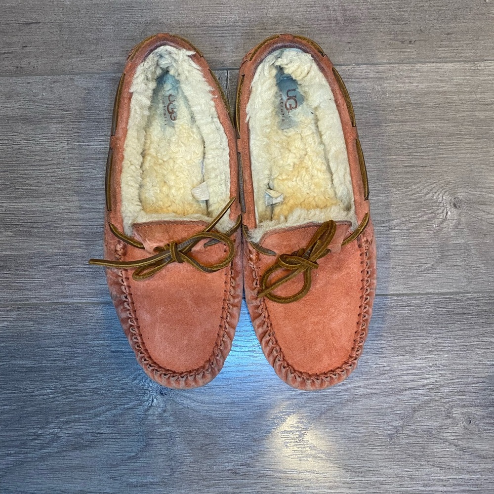 UGG classic slippers in good condition. Comfy and refreshed/dry cleaned.